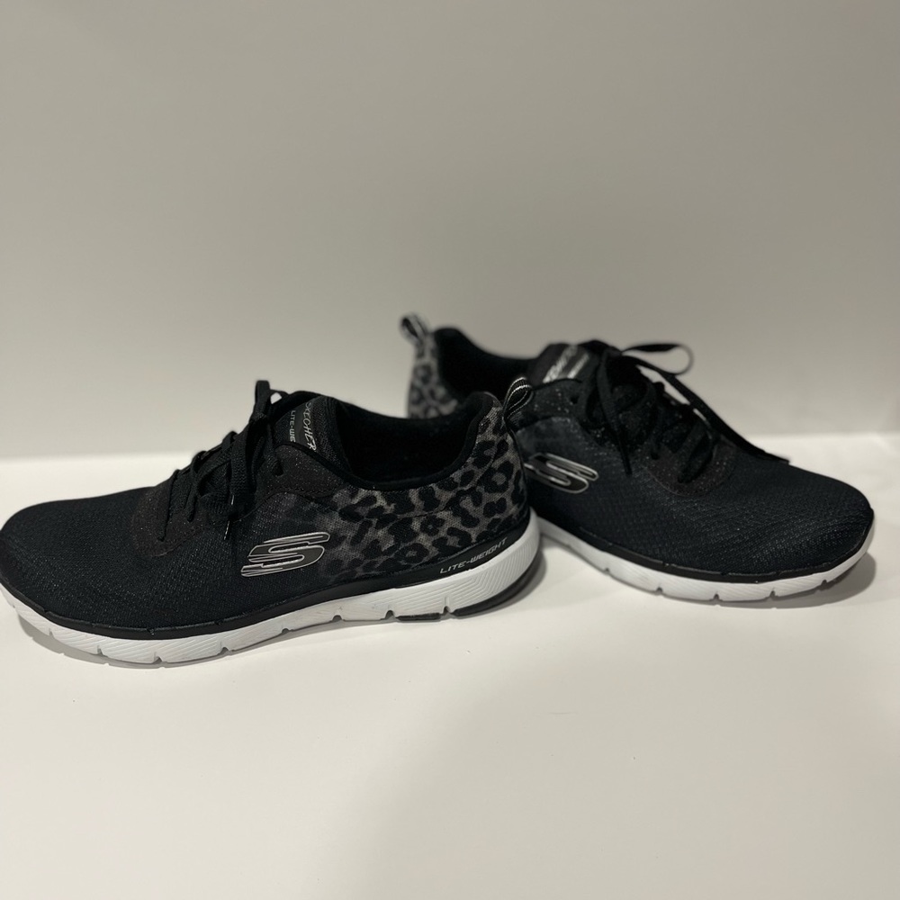 Sketchers Tennis Shoes
